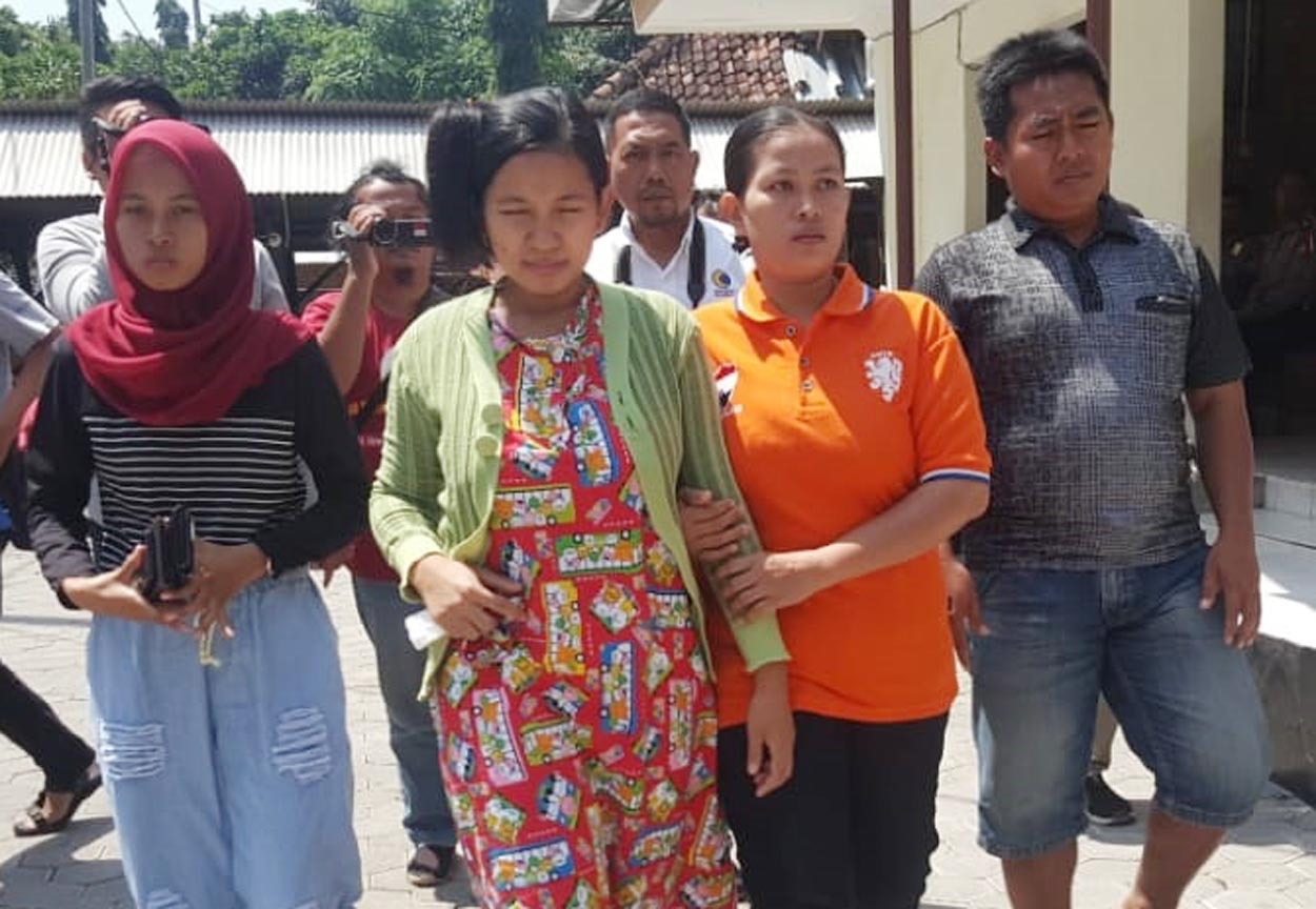 Novi Anggraeni (dari kiri nomor 2) diantar keluarganya melaporkan kasus penganiayaan ke Polresta. (foto: Ikhsan/ngopibareng.id)