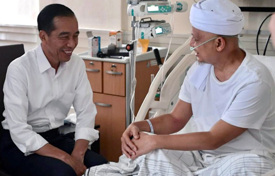 Presiden Jokowi mengunjungi Ustadz Arifin Ilham yang sedang dirawat di RSCM Jakarta. (Foto : Istimewa/dokumen keluarga)