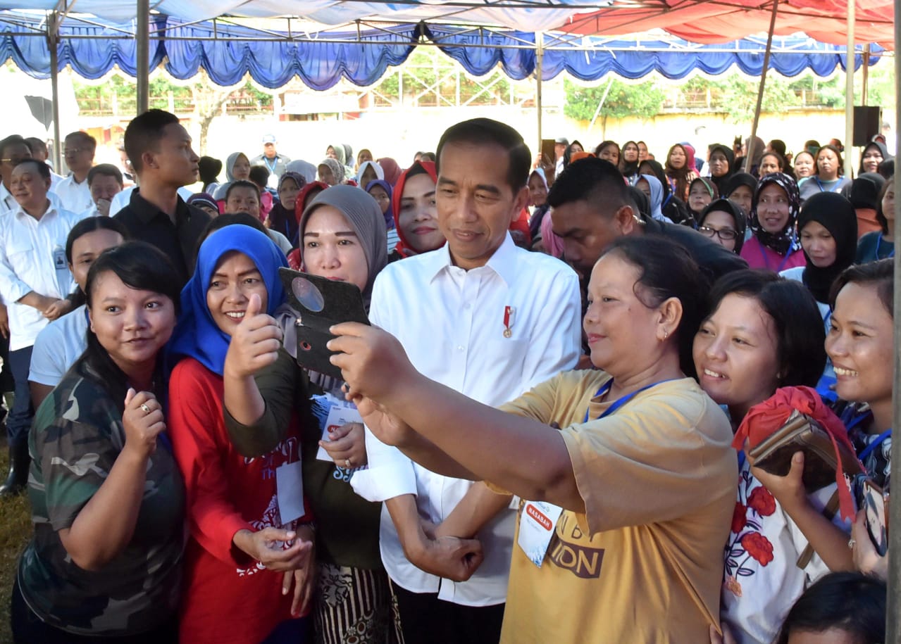 Presiden Jokowi foto bersama dengan warga usai membagikan sertifikat hak milik kepada ribuan warga di Jakarta Barat, Senin, 9 Januari 2019. (Foto: Biro Pers Setpres)