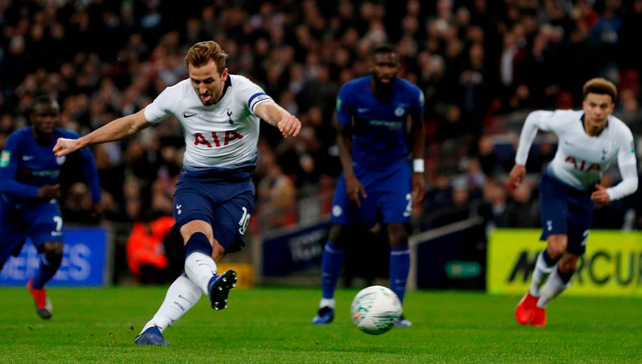 Harry Kane saat mengeksekusi penalti pada pertandingan Tottenham vs Chelsea, 9 Januari 2019 di Stadion Wembley. (Foto: Twitter/@SpursOfficial)