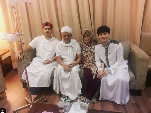 Ustadz Arifin Ilham bersama keluarga.