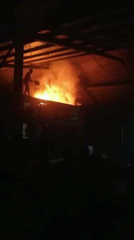 Dua stan di pasar Blimbing ludes terbakar. (Foto: Totok/ngopibareng.id)
