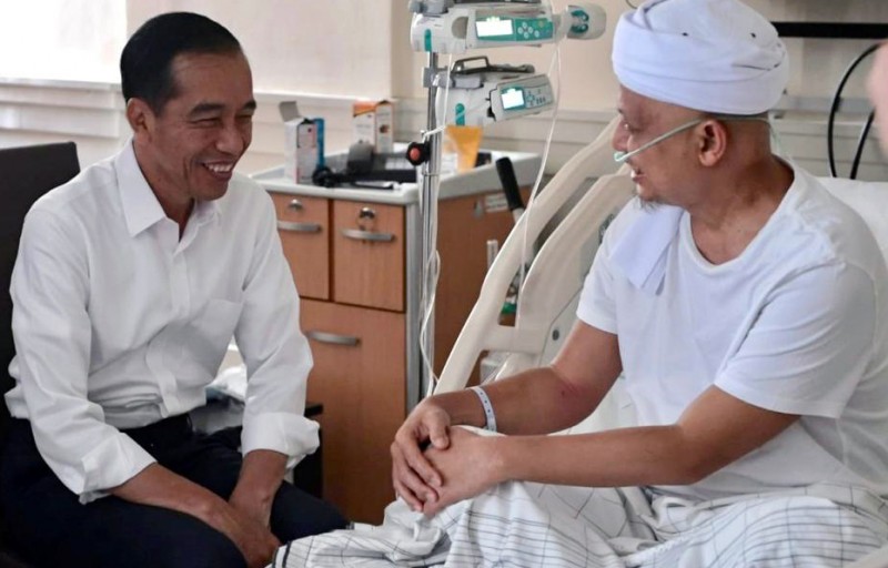 Foto dokumentasi saat Presiden Jokowi menjenguk Ustadz Arifin Ilham yang sedang dirawat di RSCM Jakarta, beberapa waktu lalu. (Foto: Istimewa/dokumen keluarga)