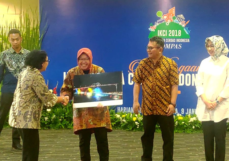 Wali Kota Surabaya Tri Rismaharini saat menerima Penghargaan IKCI di Jakarta, Rabu, 9 Januari 2019, kemarin. (foto: dok. Humas Pemkot)