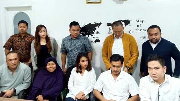 Vanessa Angel bersama pacarnya, Bibi Ardiansyah, pengacara baru beserta keluarganya dalam konferensi pers, Rabu 9 Januari 2019.