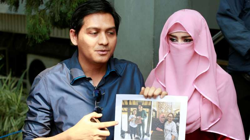 Lucky Hakim dan mantan istrinya, Tiara Dewi menunjukkan foto Dini, mantan karyawannya yang korupsi uang perusahaan.