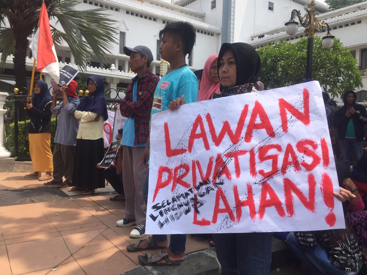 Aksi massa di depan Kantor Gubernur Jawa Timur, Jalan Pahlawan Surabaya, Kamis, 10 Januari 2019. (foto: farid/ngopibareng.id) 