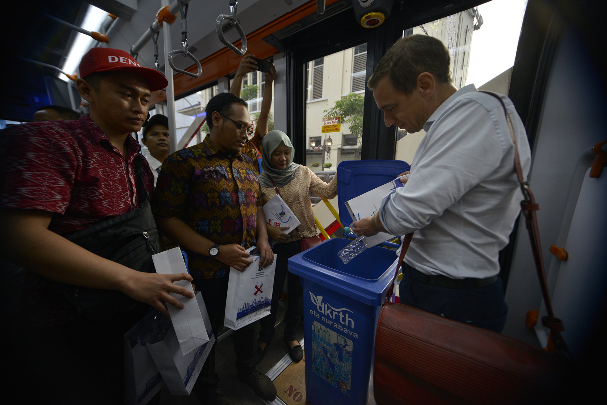 Perwakilan UN Environment Asia saat berkeliling Kota Surabaya, Kamis, 10 Januari 2019. 