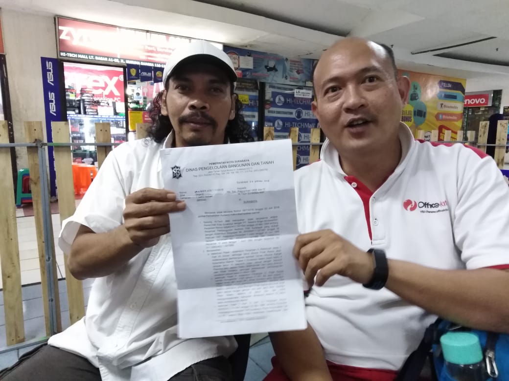 Ketua Paguyuban Pedagang Hi-Tech Mall, Rudi Abdullah menunjukkan surat dari Pemkot Surabaya. (Foto: Farid/ngopibareng.id)
