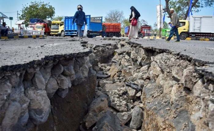Jalan terbelah di Lombok Utara akibat gempa 7,0 SR yang mengguncang Lombok 5 Agustus 2018. (Foto:Dok.Antara)
