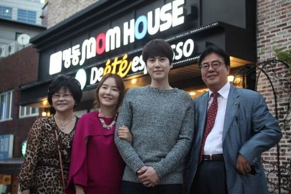 Cho Ahra bersama adik, Kyuhyun Super Junior dan kedua orangtuanya.