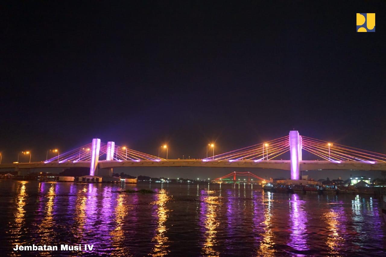 Penampakan yang indah dari Jembatan Musi IV di malam hari. (Foto: Kementerian PUPR)