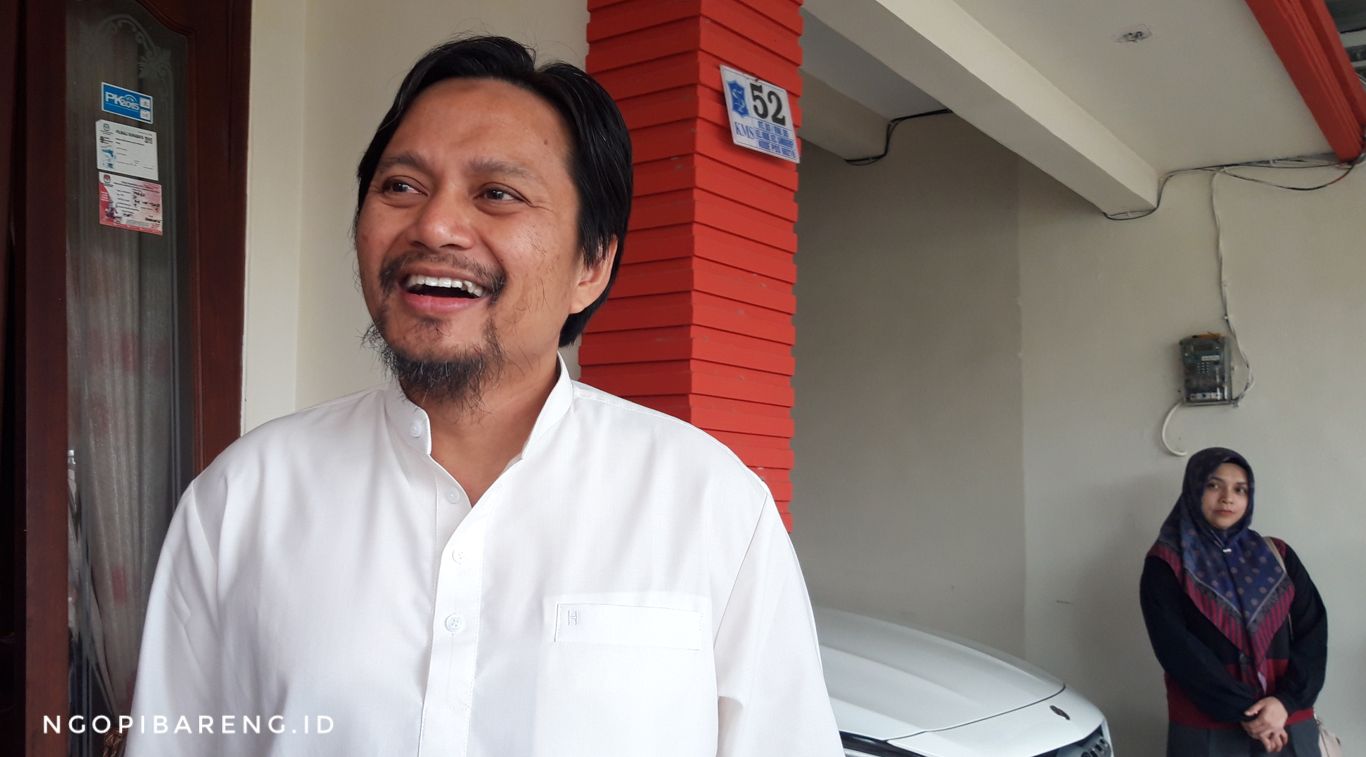 Manajer Barito Putra, Hasnuryadi Sulaiman saat berkunjung ke rumah Evan Dimas di Surabaya. Jumat 11 Januari 2019. (Foto: Haris/ngopibareng.id)