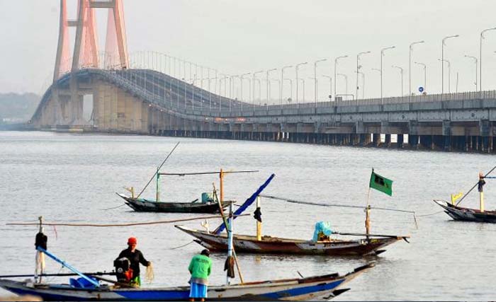 Ilustrasi para nelayan pantai Surabaya dengan latar jembatan Suramadu. (Foto:MediaIndonesia)