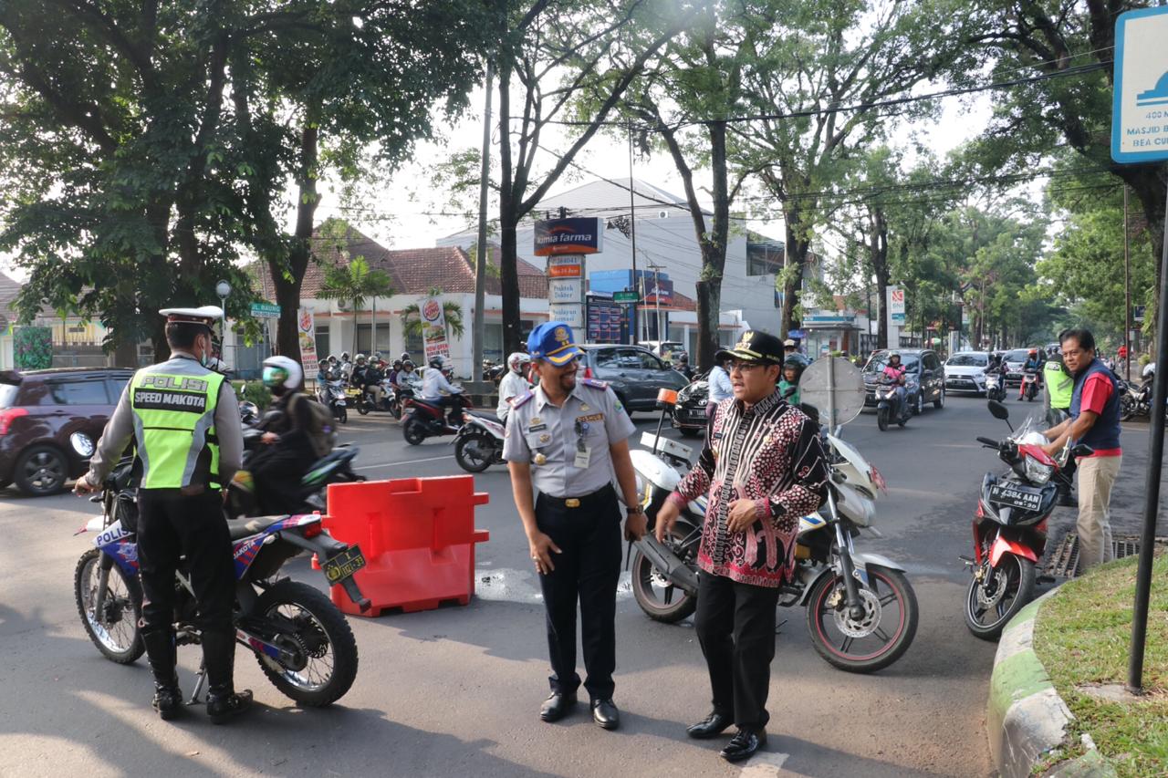 Sutiaji memantau rekayasa lalu lintas di Jalan Jakarta, Malang. (Foto: Humas Pemkot Malang)
