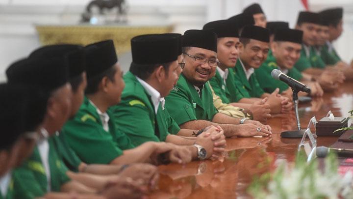 Ketum GP Ansor Yaqut Cholil Qoumas (tengah) bersama para ketua ansor provinsi se Indonesia saat  bertemu Presiden Jokowi (11/1). (Foto: Antara)