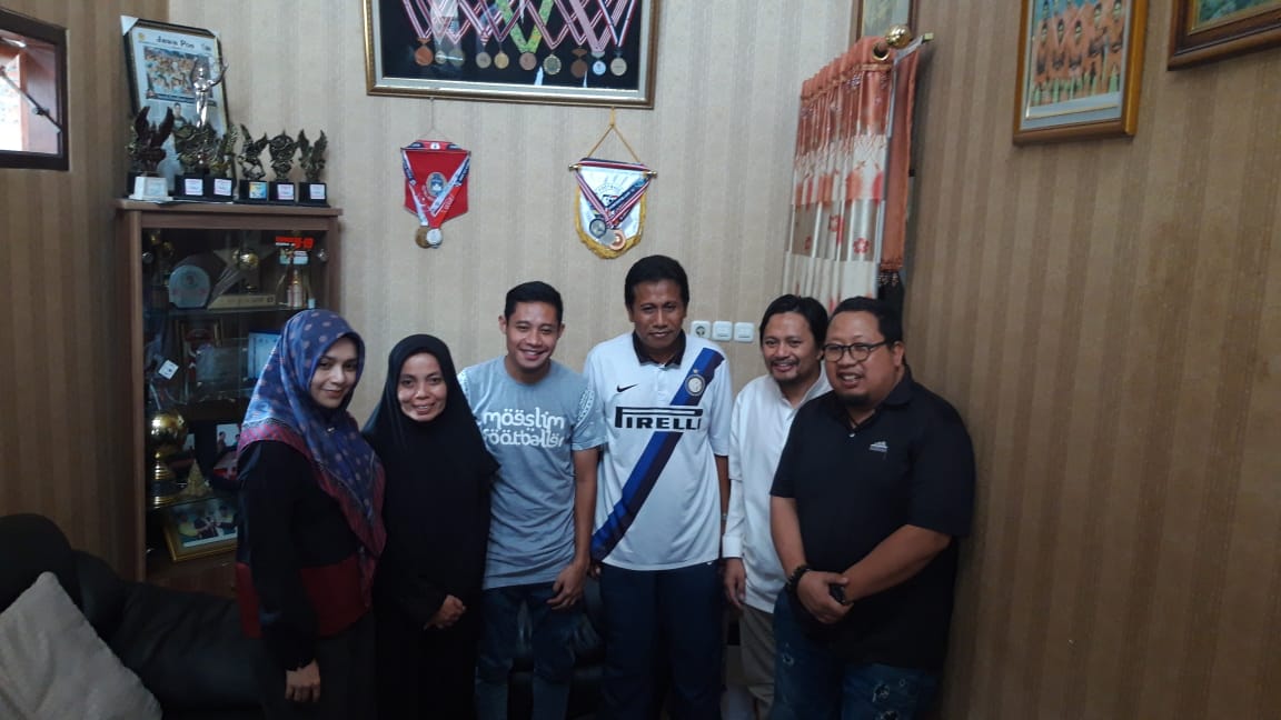 Evan Dimas bersama keluarga, bersama Manajer Barito Putra Hasnuryadi Sulaiman. (foto: Haris/ngopibareng.id)
