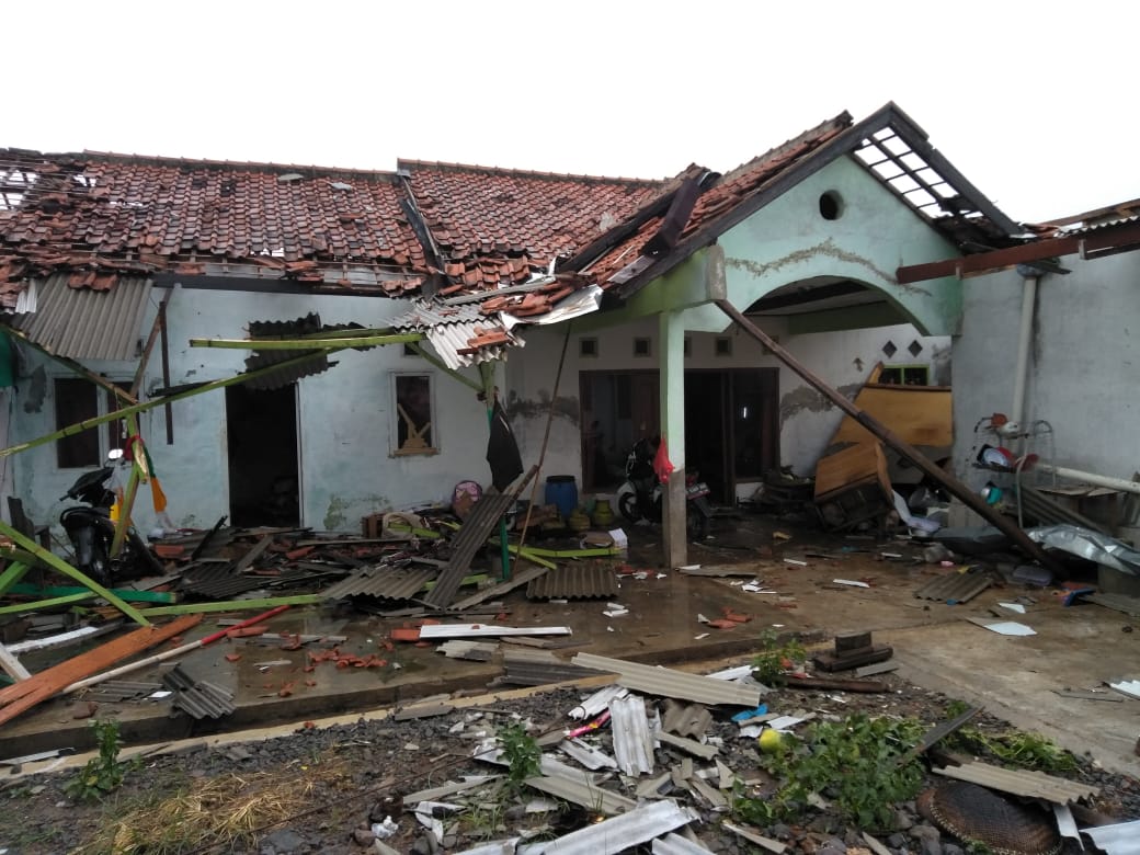 Rumah warga mengalami rusak berat akibat diterjang angin puting beliung di Desa Rancaenkek, Bandung, Jumat, 11 Januari 2019. (Foto: BNPB)