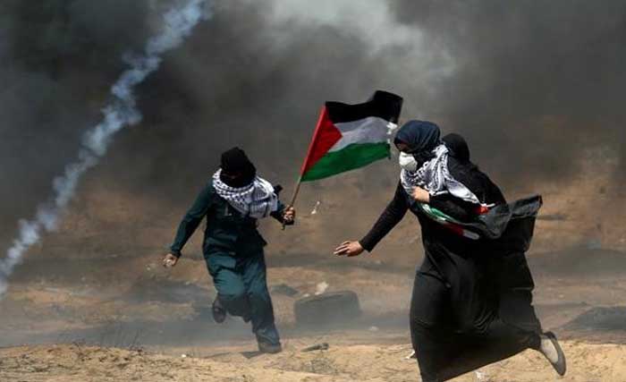 Perempuan di Jalur Gaza, Palestina melawan tentara Israel. (Foto: AFP)