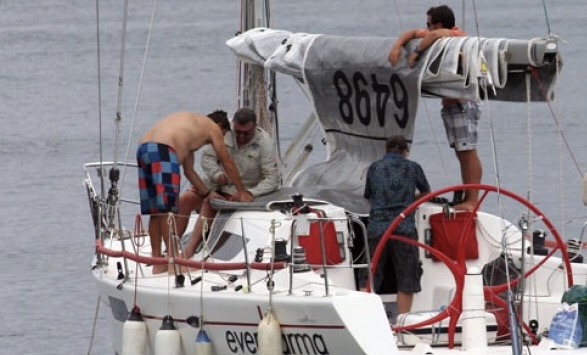 Ilustrasi kru perahu layar Even Karma berbendera Australia peserta lomba layar Darwin-Ambon Yacht Race 2014 memperbaiki layar perahunya. (Foto: dok/antara)