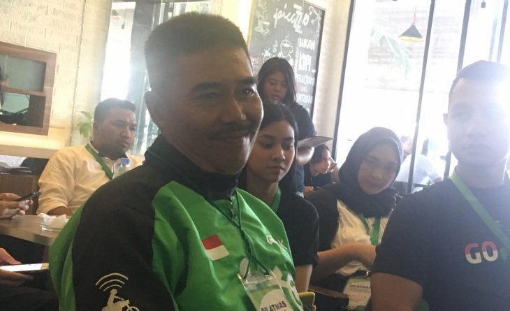 Mulyono, pengemudi ojek online pertama yang bergabung dengan GOJEK pada 2010 di JIExpo Kemayoran, Jakarta, Sabtu 12 Januari 2019. (Foto: Antara/Nanien Yuniar)