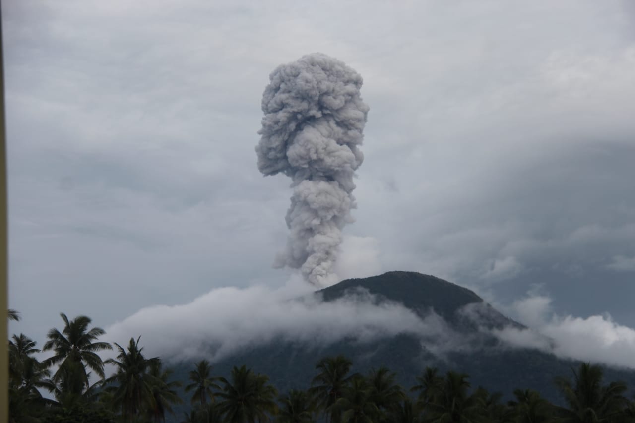 Gunung Ibu di Halmahera meletus (12/1). (Foto: BNPB)