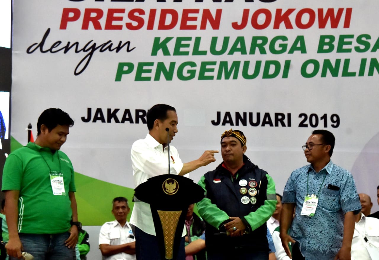 KERJA: Presiden saat menghadiri bersilaturahmi dengan pengemudi daring di Hall A2 dan A3 JI-Expo Kemayoran, Jakarta. (Foto: setneg for ngopibareng.id)