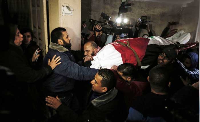 Jenazah Amal Mustafa Taramsi diangkat untuk dimakamkan di Kota Gaza, Sabtu kemarin. (Foto:WAFA) 