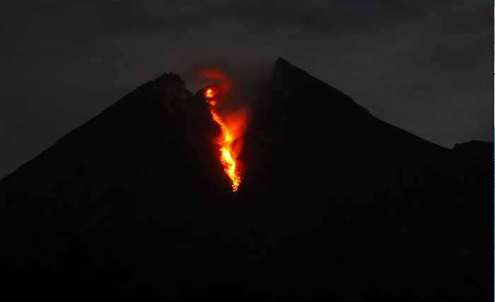 Luncuran lava pijar Gunung Merapi terlihat dari wilayah Balerante, Kemalang, Klaten, Jawa Tengah, mulai Sabtu 12 Januari 2019. (Foto: Aloysius Jarot Nugroho/Antara)