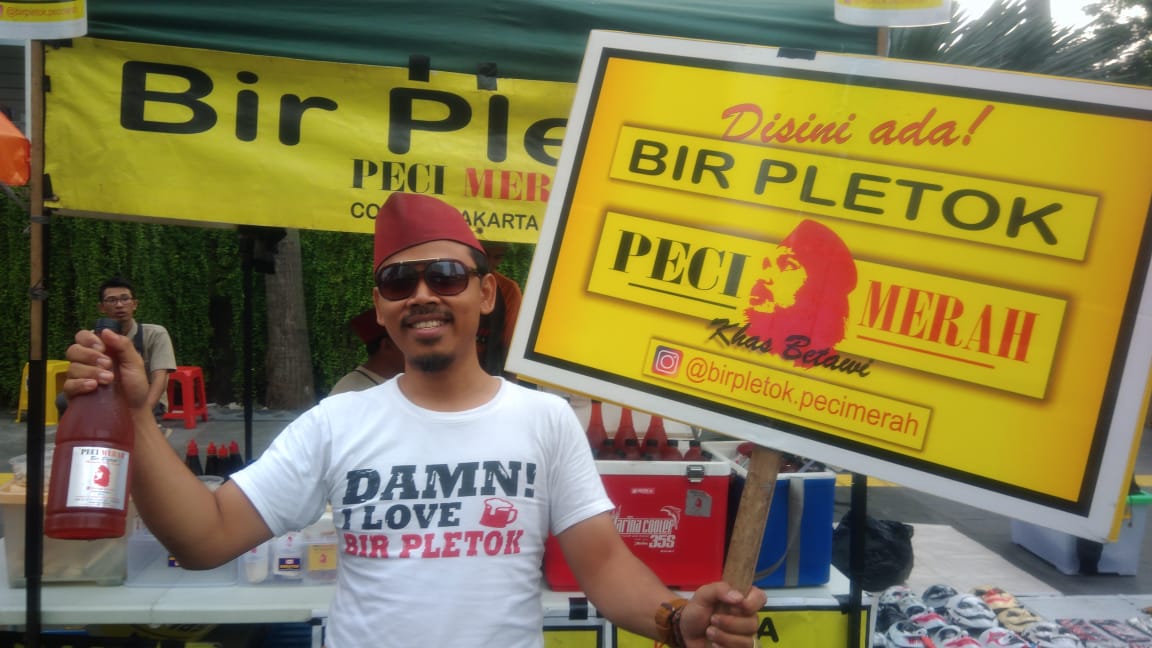 LESTARI: Ihsan melestarikan minuman khas Betawi, Bir Pletok. (Foto: asmanu/ngopibareng.id)