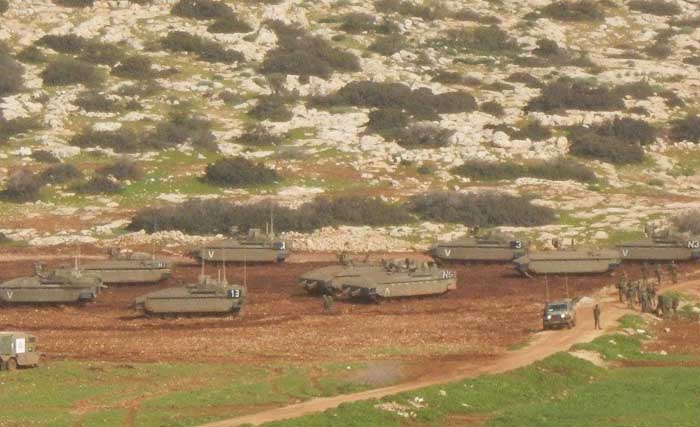 Tank dan militer Israel hari Minggu kemarin mengintimidasi dan mengusir penduduk asli Palestina di Desa Khirbet Ibzeiq, sebelah timur-laut Tubas di Wilayah Lembah Jordan, Tepi Barat Sungai Jordan. (Foto:Wafa)