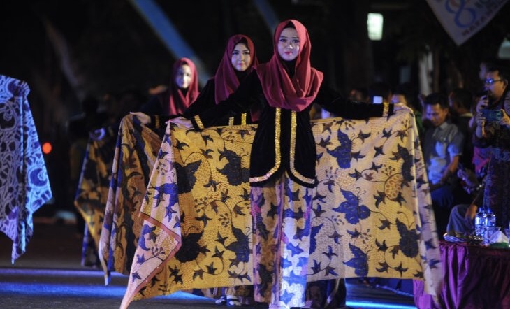 Model membawakan busana batik khas Pamekasan saat 'Madura Eksotik Carnival' di Pamekasan, Jawa Timur pada Oktober 2018 lalu. (Foto: dok/antara)