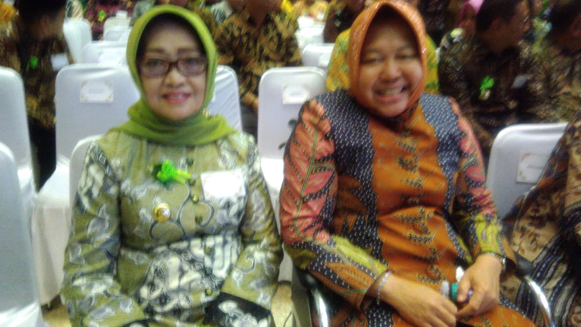 Walikota Surabaya Tri Rismaharini bersama Bupati Jombang Munjidah Wahab, akan menerima penghargaan Adipura Kencana. (Foto: Asmanu/ngopibareng.id)