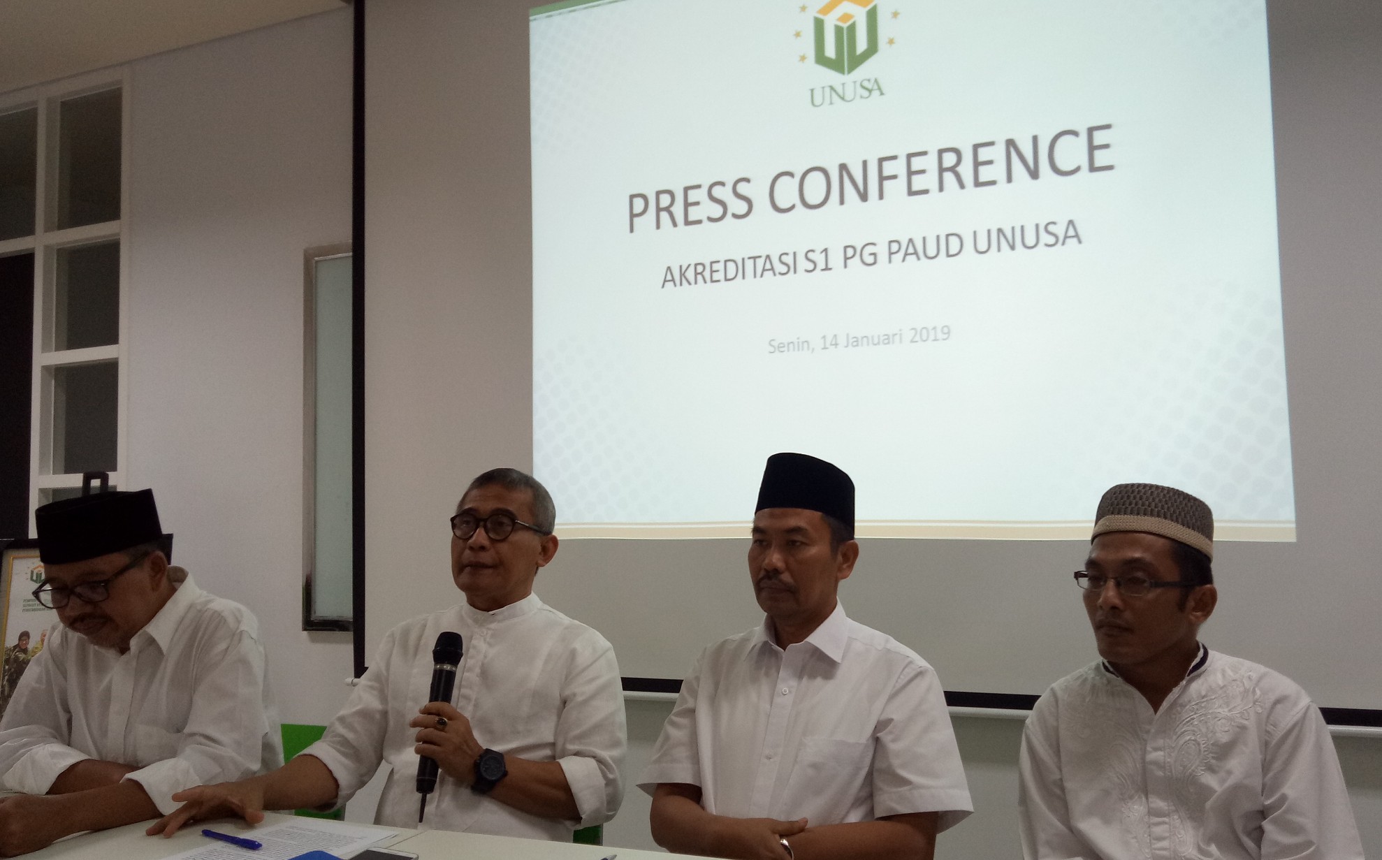 Rektor Unusa Prof Dr Ir Achmad Jazidie dan jajaran dalam konferensi pers, Senin, 14 Januari 2019. (Foto: Pita/ngopibareng.id)