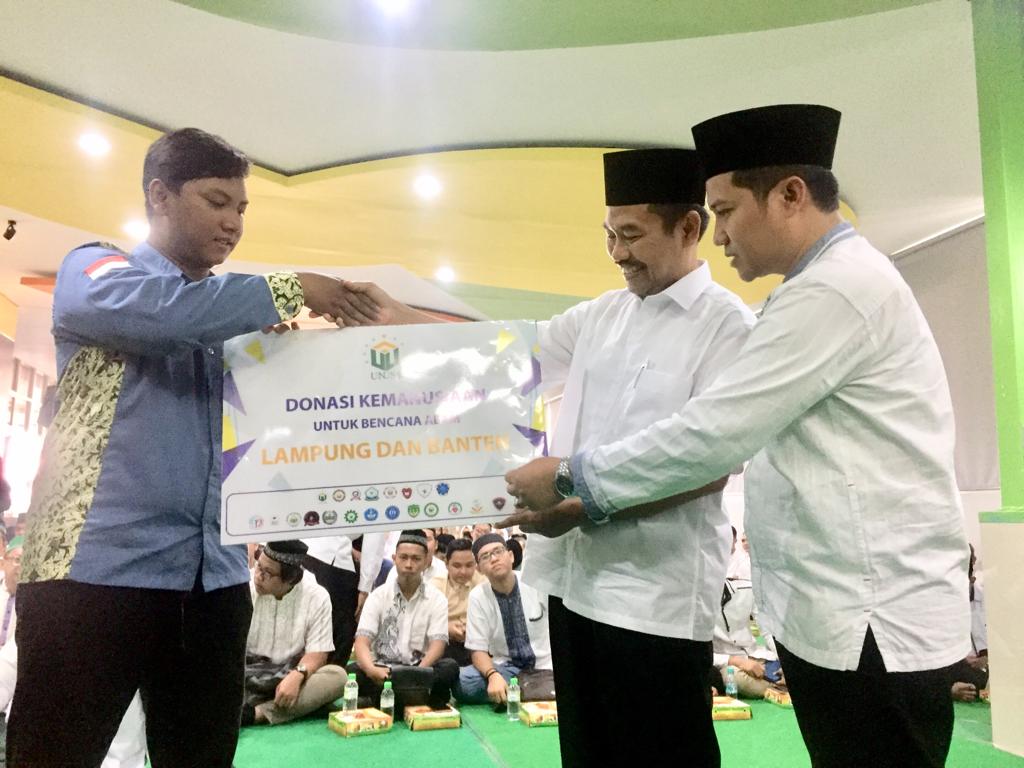 Penyerahan secara simbolik bantuan 15 juta untuk bencana Tsunami Banten dan Lampung Oleh BEM Unusa kepada Prof.Kacung Marijan