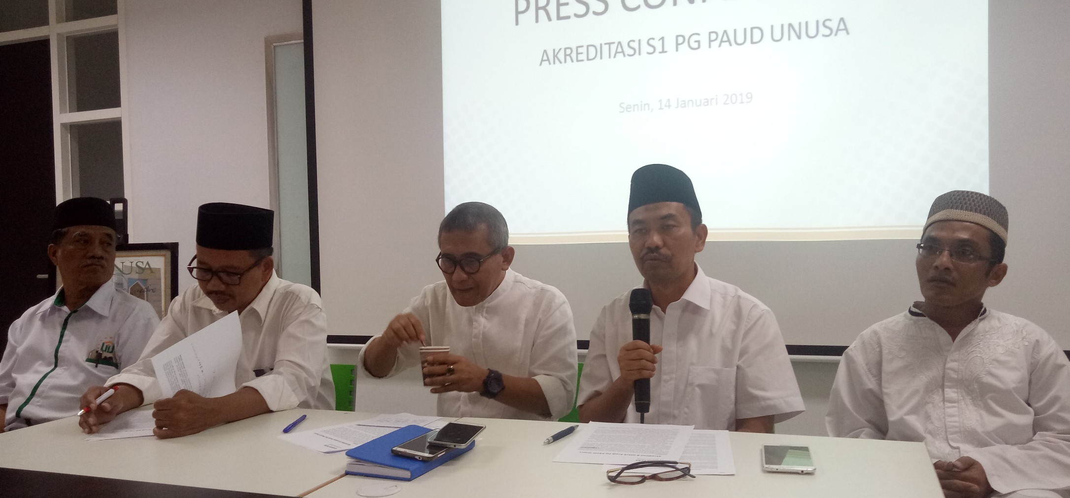 Prof. Achmad Jazidie dan Prof Kacung Marijan bersama jajaranya saat menceritakan tentang PPG di Unusa