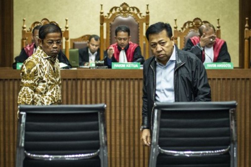 Idrus Marham (kiri) bersama Setya Novanto bersiap menjalani sidang korupsi di Pengadilan Tipikor Jakarta. (Foto: dok/antara)