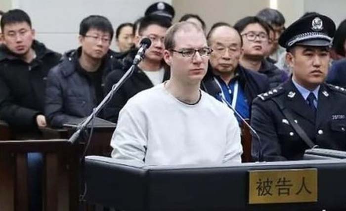 Robert Lloyd Schellenberg sedang mendengarkan putusan hakim Pengadilan Dalian, China Senin kemarin. (Foto:BBC.com