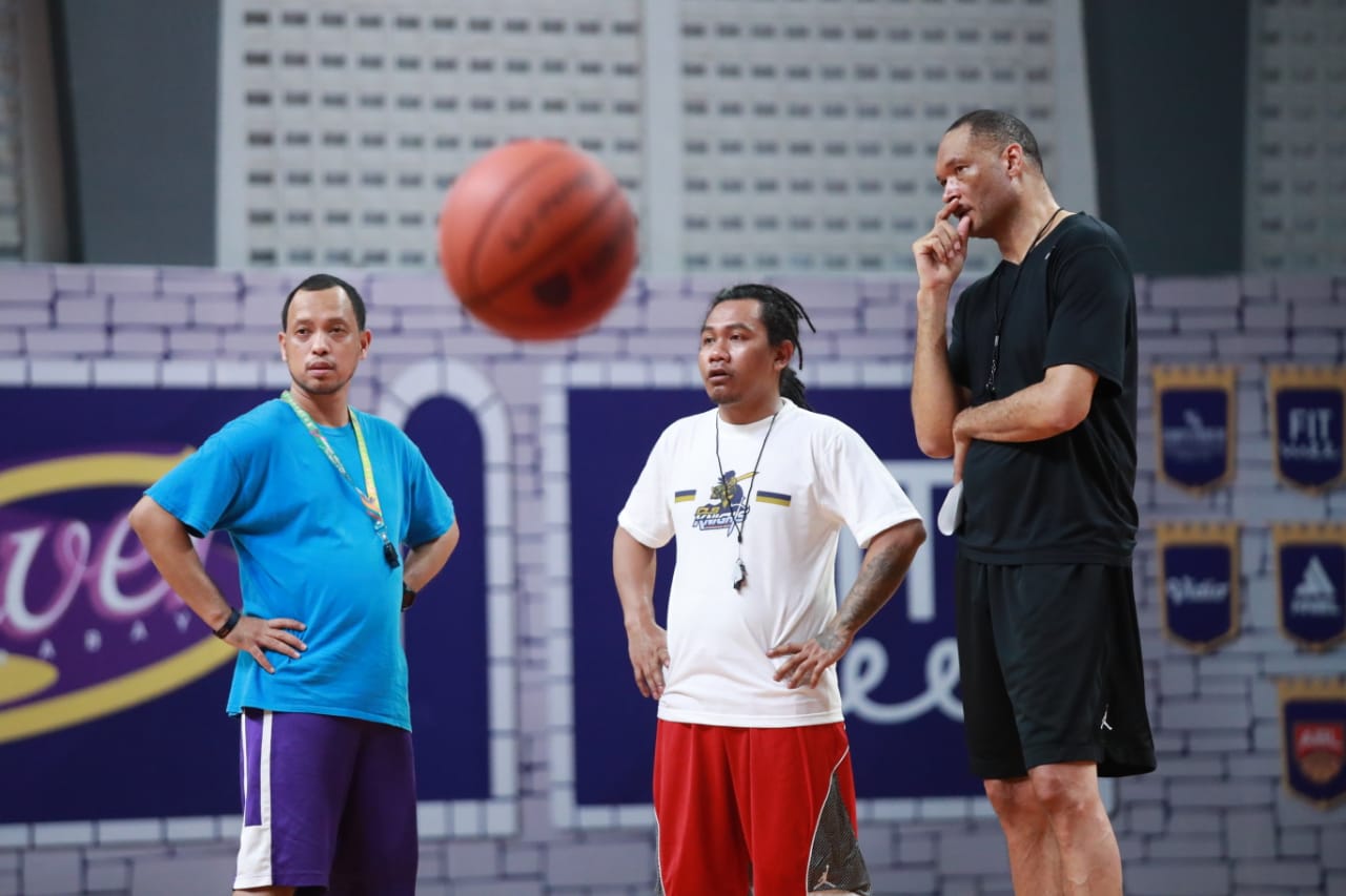 Pelatih CLS Knight Indonesia Briab Rowsom (kanan) dan asisten pelatihnya. (foto: Istimewa)