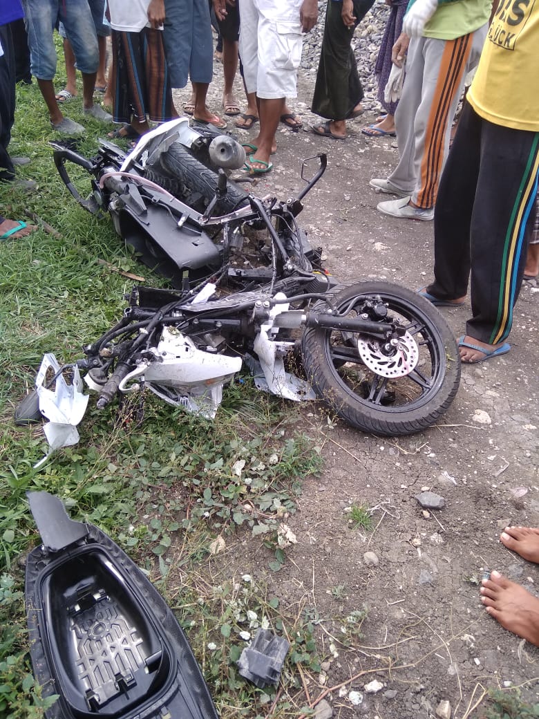 Motor korban hancur ringsek tertabrak KA di perlintasan KA tak berpalang pintu (Foto :Totok/Ngopibareng.id)
