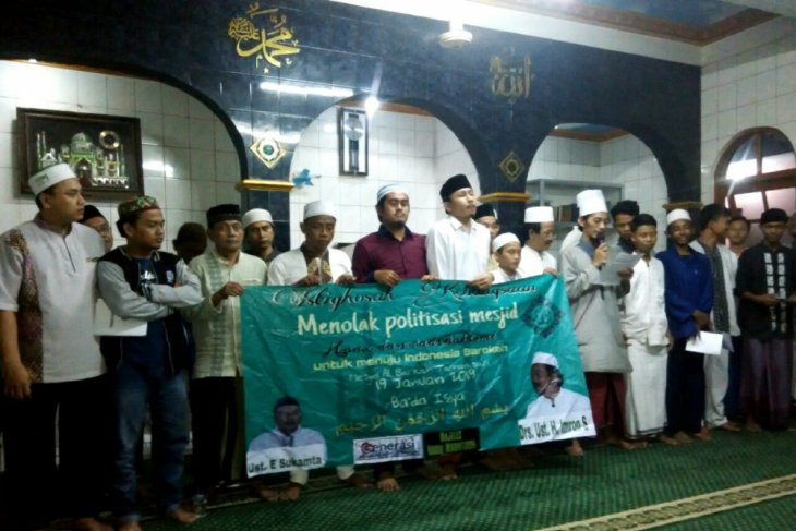  Generasi Muda Muslim Indonesia (GMII) dan Tamkir Majid Al Barkah melakukan deklarasi menolak politisasi masjid usai melakukan istigotsah di Masjid Al Barkah, Krukut Taman Sari, Jakarta Kota, Selasa 15 Januari malam. (Foto: Antara)