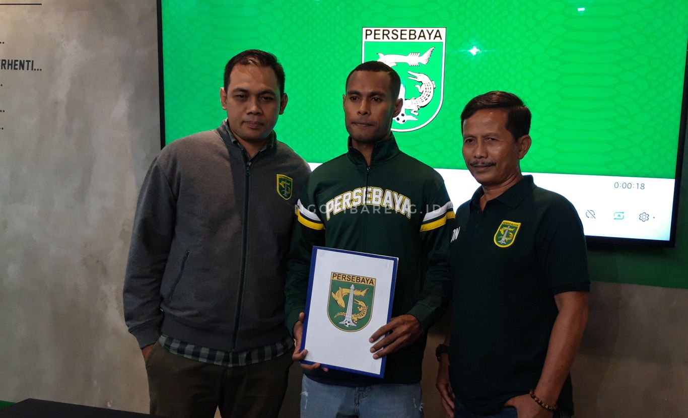 Ruben Sanadi (tengah) bersama pelatih Persebaya dan manajer Bajul Ijo. (foto: Haris/ngopibareng.id)
