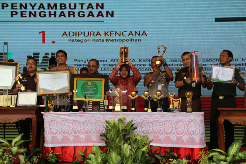 Wali Kota Surabaya Tri Rismaharini memamerkan sederet penghargaan yang berhasil diraih Kota Surabaya, sepanjang tahun 2018 di Halaman Taman Surya Balai Kota Surabaya, Rabu, 16 Januari 2019.