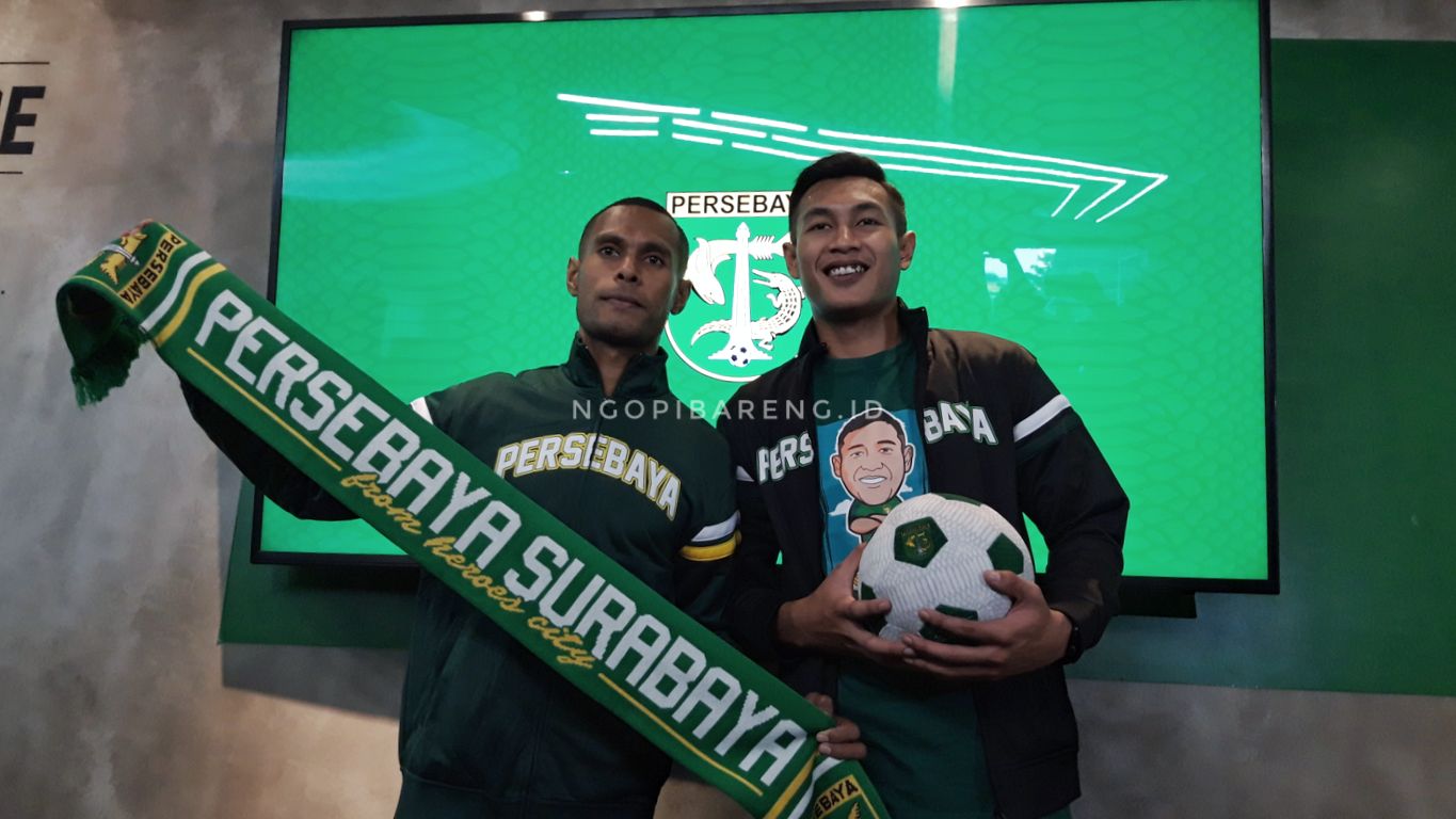Pemain Persebaya Ruben Sanadi (kiri) dan Hansamu Yama. (foto: Haris/ngopibareng.id)
