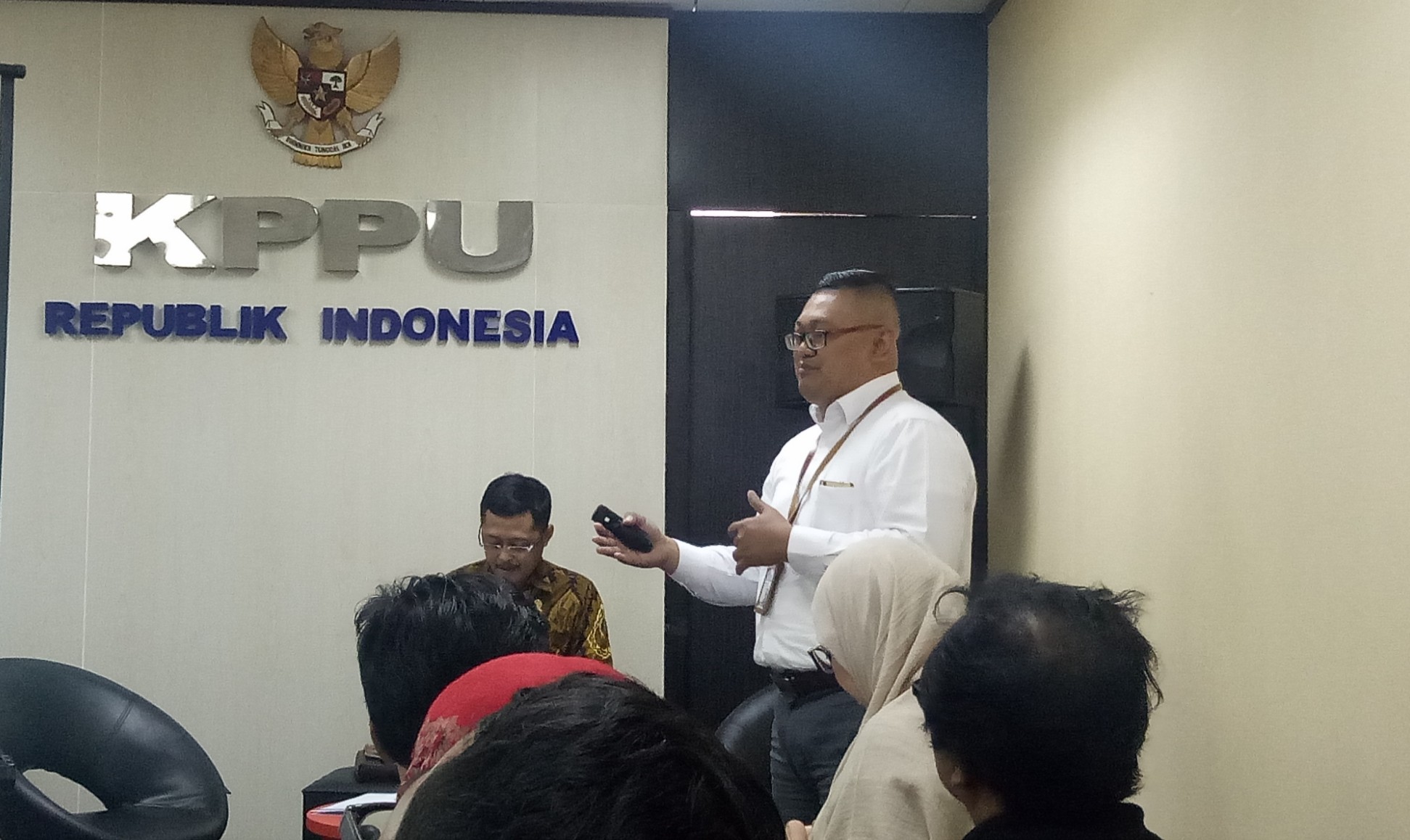Kepala KPD KPPU Surabaya Dendy R Sutrino saat memaparkan hasil kerja KPPU tahun 2018, Rabu 16 Januari 2019 (Foto: Pita/ngopibareng.id)