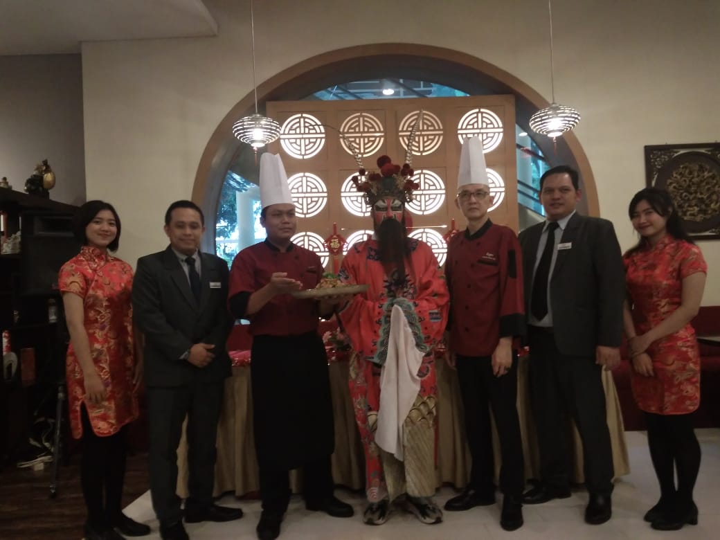 Pengisi Acara Imlek Hotel Mercure Grand Mirama Surabaya berserta Chef Chinese Food (Foto: Pita/ngopibareng.id)