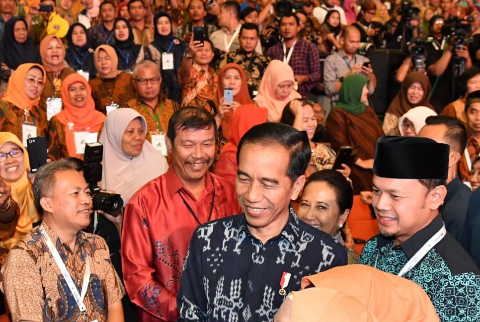 Presiden Jokowi di tengah ASN yang akan memasuki  masa pensiun dengan membuka usaha baru. (Foto; Biro pers Setpres)