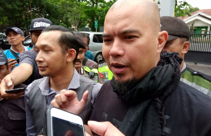 Ahmad Dhani usai menjalani administrasi di Kejari Surabaya, Kamis, 17 Januari 2019. (foto: farid/ngopibareng.id)