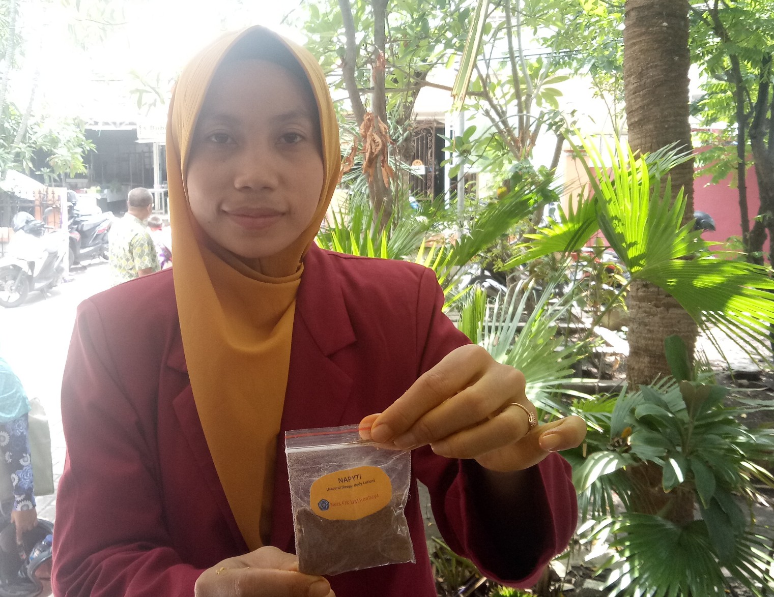 Dini Kartini saat menunjukkan inovasi produk obat nyamuk berbahan bumbu dapur yang bernama NAPYTI. (Foto: Pita/ngopibareng.id)