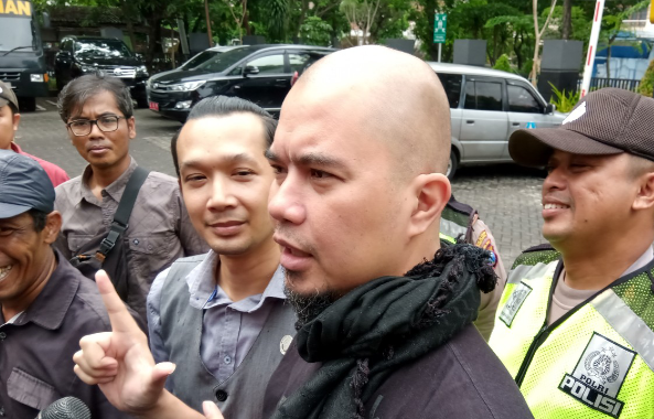 Ahmad Dhani saat ditemui di Kejari Surabaya, Kamis, 17 Januari 2019. (foto: farid/ngopibareng.id) 